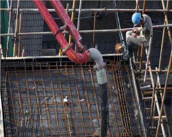 手機(jī)不離手，事故跟著走！看完再也不敢了……