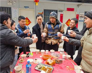 【臻誠(chéng)快訊】項(xiàng)目不停工，工地上的暖心年夜飯